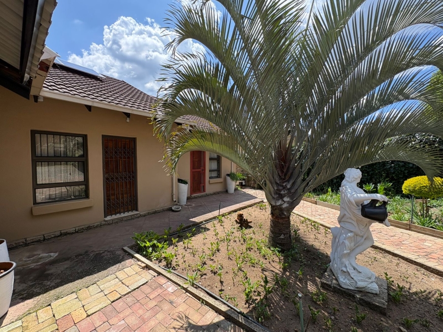 5 Bedroom Property for Sale in Safari Gardens North West